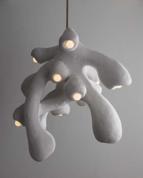 Rogan Gregory est un designer qui sculpte des luminaires.