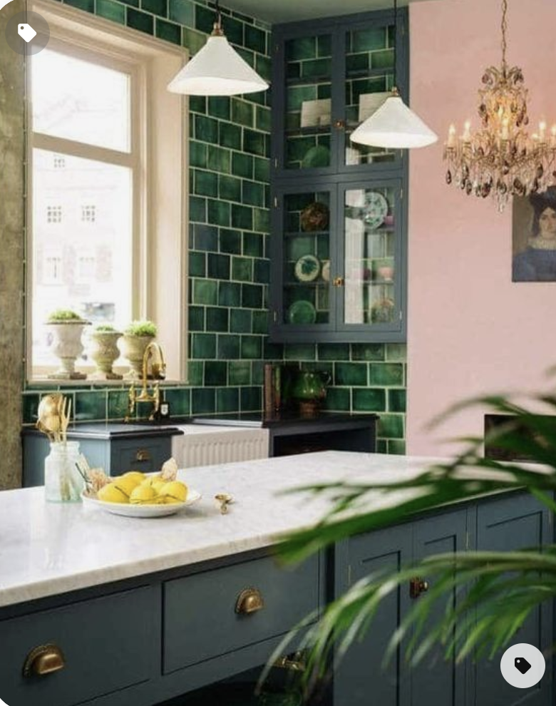 Une salle de bains verte et rose
