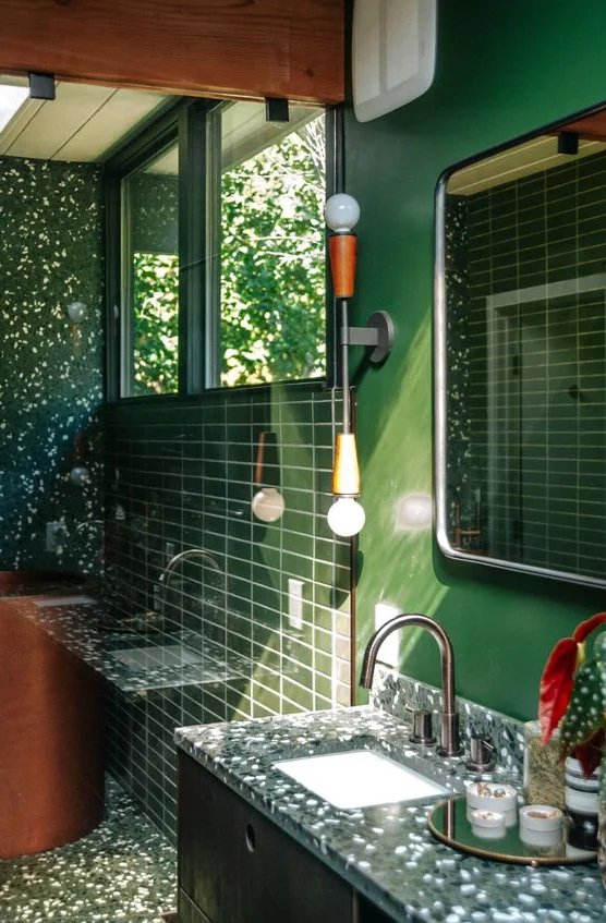 Une salle de bains verte