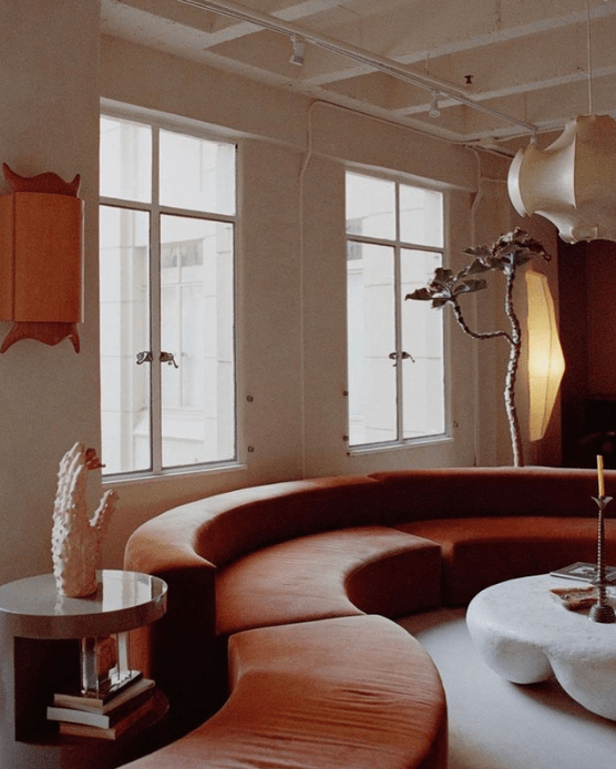 Le canapé rose de Solange Knowles, design et ondulé, en velours rose - brun