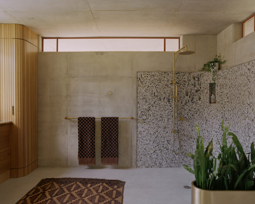Une salle de bains doré et beige dans un style industriel et Organic Modern