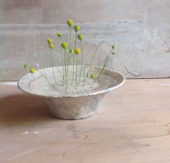 Vase pique-fleurs en céramique wabi-sabi