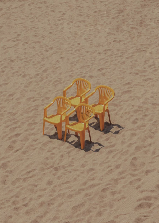Chaises en plastique jaunes de plage