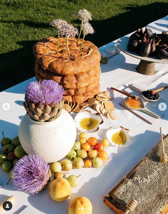 Décorer une table : un DIY avec des fruits, agrumes, citron, artichaut et fleurs violettes