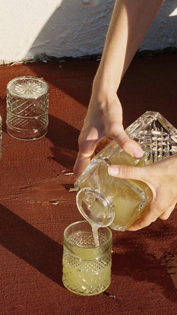 une carafe en verre vintage, style carafe à whisky, ici pour une citronnade.