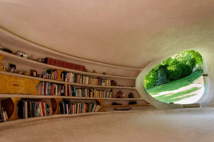 La bibliothèque encastrée minimaliste de la maison insolite