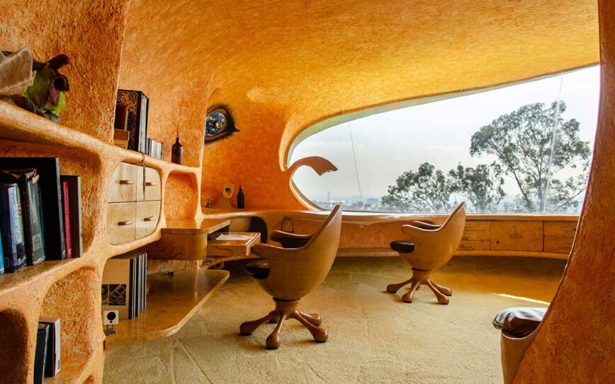 Le bureau dans la casa organica, maison de l'architecte mexicain javier Senosiain