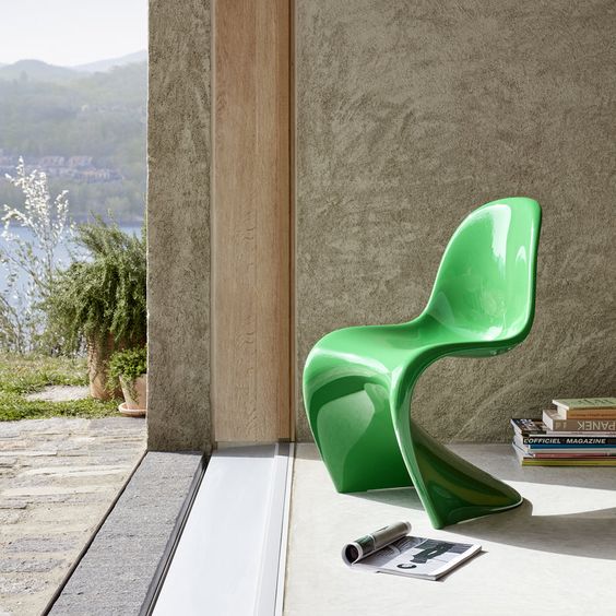 La chaise panton, du designer Verner panton, une chaise en plastique design.
