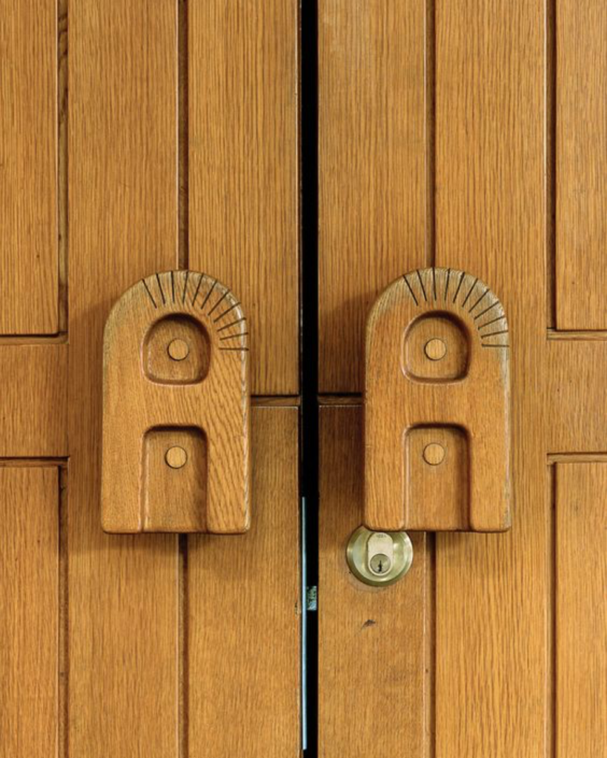 Poignée de porte en bois sculpté design