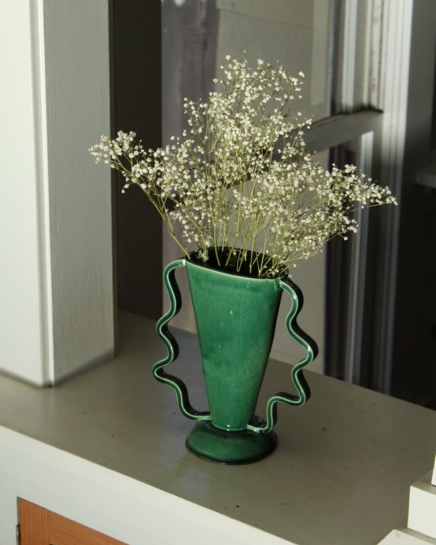 Vase vert design anses ondulées Morgan Peck