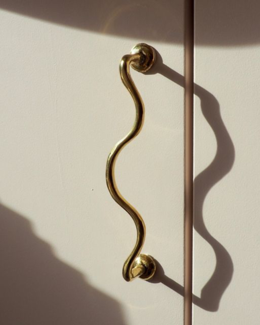 Une poignée de porte ondulée dorée