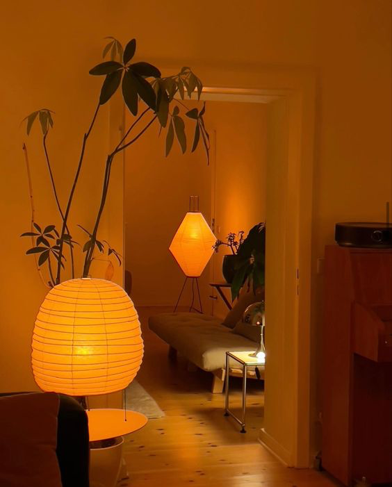 Pour un intérieur plus chaleureux, des lumières indirectes et oranges