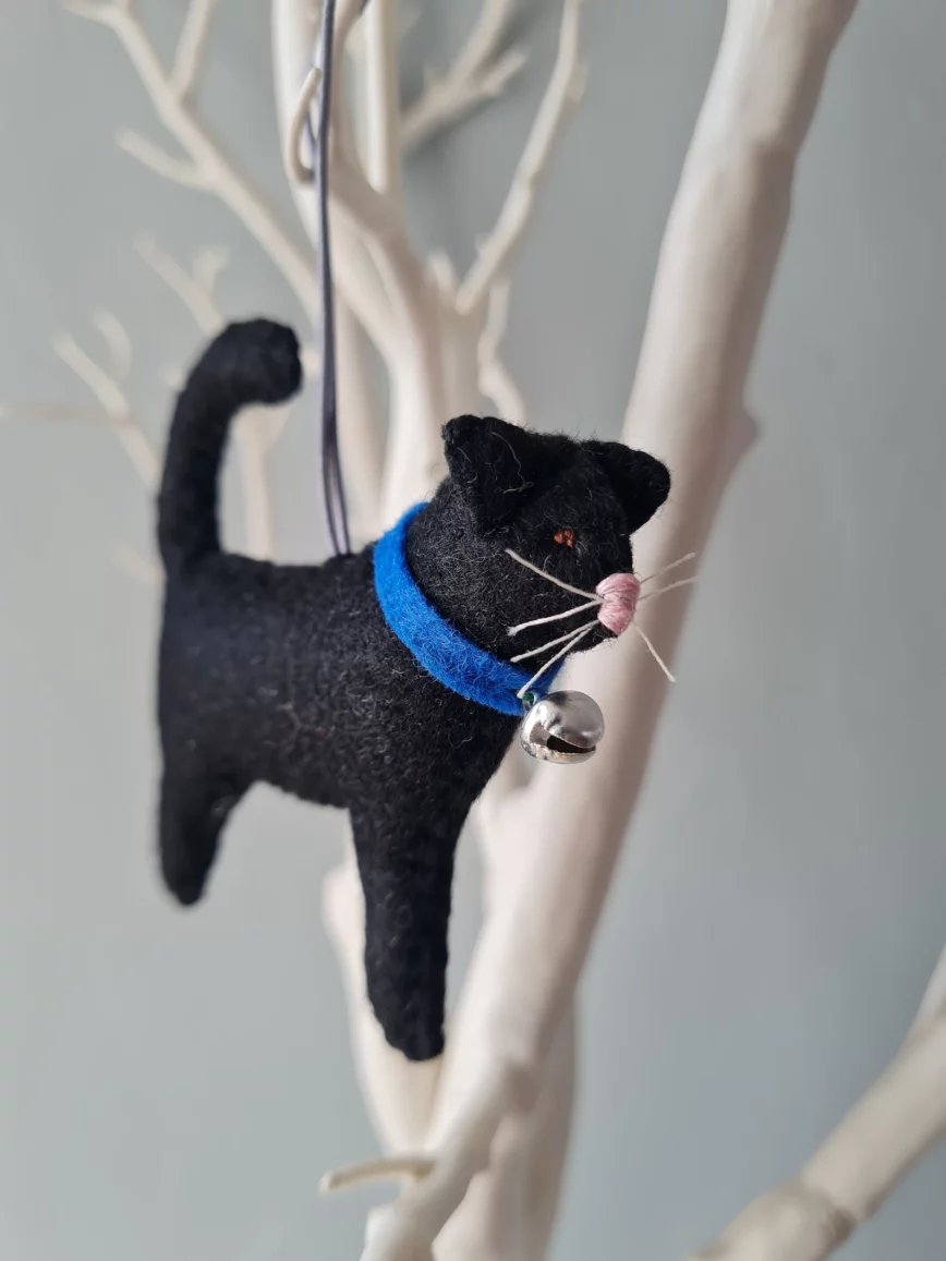 un chat noir avec un collier bleu, etsy